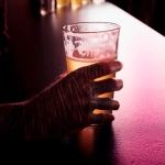 FAQ – Intoxicação por Metanol 1. O que é intoxicação por metanol? É um envenenamento causado pelo consumo de bebidas adulteradas com metanol, um álcool tóxico que pode levar à cegueira e à morte. 2. Quais os sintomas iniciais da intoxicação? Náusea, dor de cabeça, dor abdominal, tontura e vômitos. 3. A intoxicação por metanol pode causar cegueira? Sim, o nervo óptico é altamente sensível ao metanol, e o dano pode ser irreversível. 4. Como é feito o tratamento? Com antídotos como fomepizol ou etanol hospitalar, além de hemodiálise nos casos graves. 5. Como evitar o risco? Nunca consuma bebidas sem procedência. Prefira marcas confiáveis e locais autorizados de venda.
